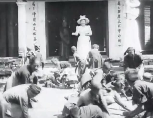 Enfants annamites ramassant des sapèques devant la Pagode des Dames