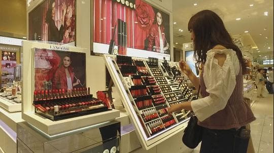 纪实72小时 百货店化妆品楼层的女性们