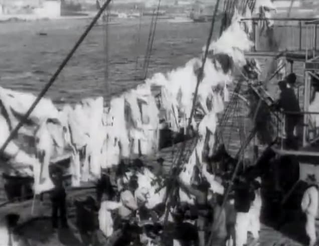 À bord du 'Formidable': Ramassage du linge