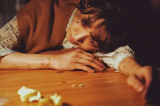 坐白车的女人